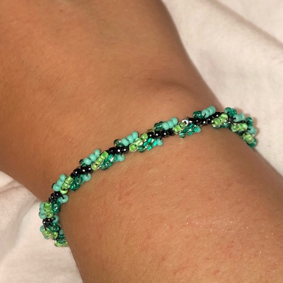 Multi-colored 11/0 7.5” spiral bracelet - 🤚 made - Picture 4 of 8